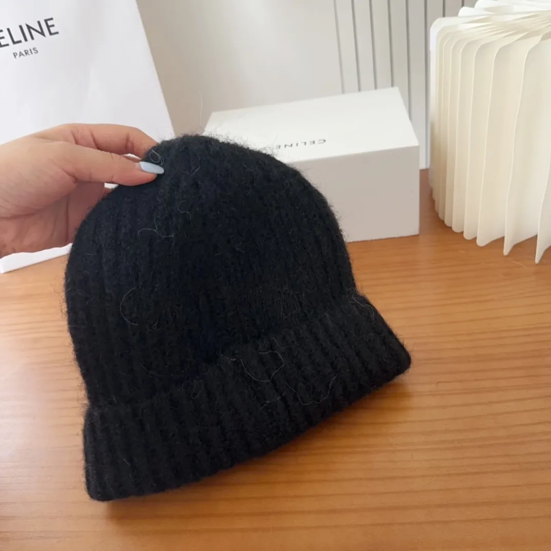 💰70 Crow Heart Autumn and Winter Wool Knitted Beanie This must be a favorite of minimalism. It is clean, neat, fashionable and versatile, and will definitely not be picky about your face shape! A fashionable classic that lasts forever! Fashionable black and white can be purchased together!